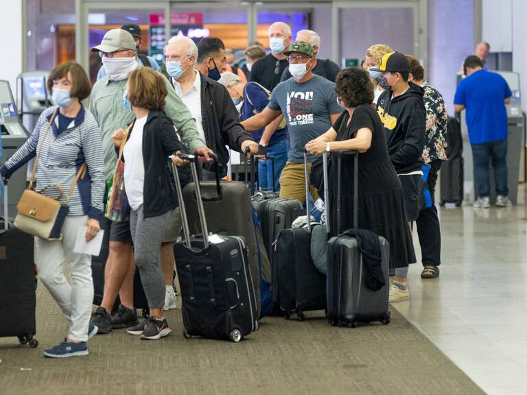 Viajeros en el aeropuerto de Santa Ana en California