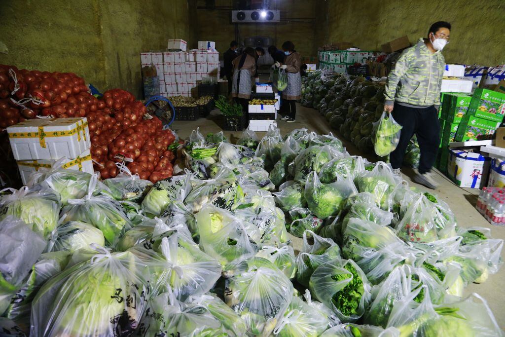Almacén coloca alimentos en bolsas para su venta en Xining