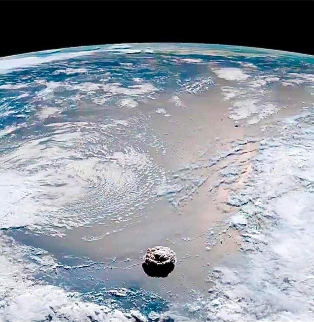 Imagen satelital de la explosión del volcán submarino en Tonga