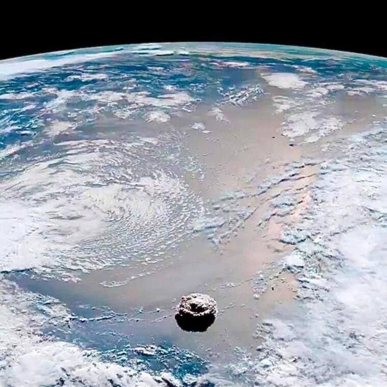 Imagen satelital de la explosión del volcán submarino en Tonga