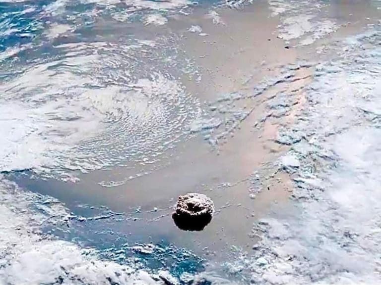 Imagen satelital de la explosión del volcán submarino en Tonga