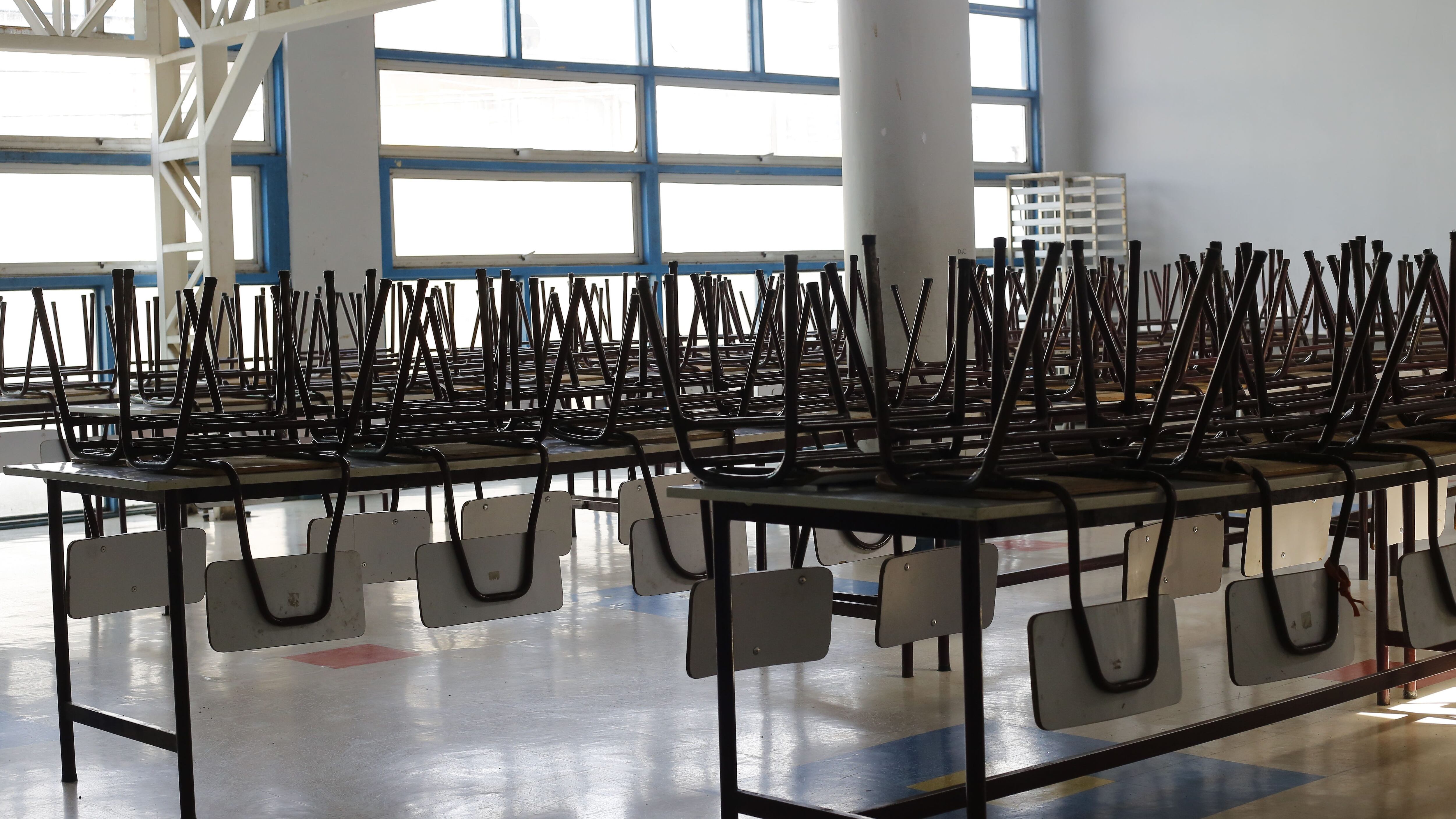 16 de Marzo del 2020/CONCEPCION
Comedor con sillas sobre las mesas al interior del colegio Juan Gregorio Las Heras, luego de que se decretara la suspensin de clases por 15 das debido a la pandemia de Covid-19
FOTO:SEBASTIAN BROGCA/AGENCIAUNO