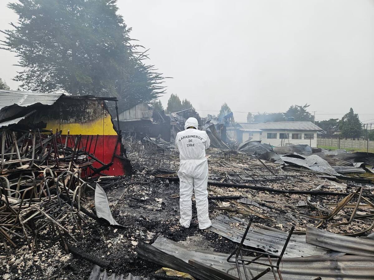 Incendio estructural destruye por completo Colegio Bicentenario en Puerto Montt: cuatro menores detenidos