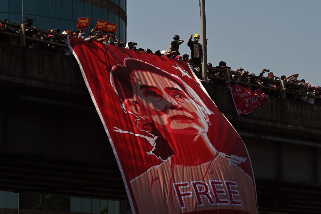Bandera gigante pide la liberación de Aung San Suu Kyi en Myanmar