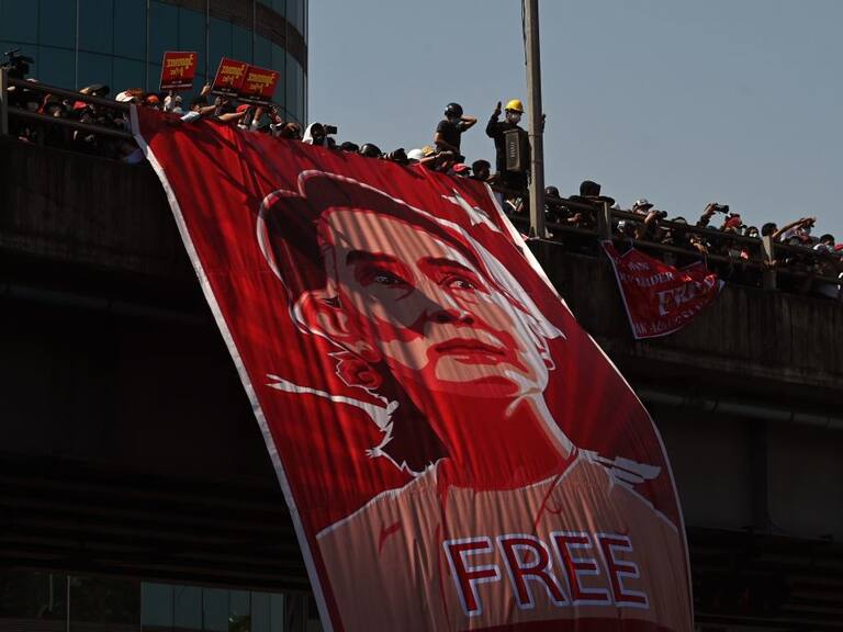 Bandera gigante pide la liberación de Aung San Suu Kyi en Myanmar