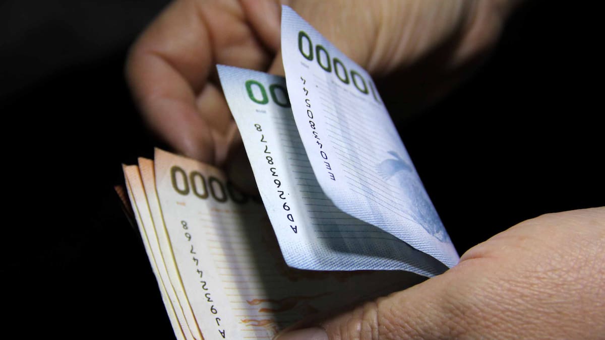 ¿Cuántos funcionarios ganaron más dinero que el Presidente Kast en abril? Abogados e ingenieros lideran