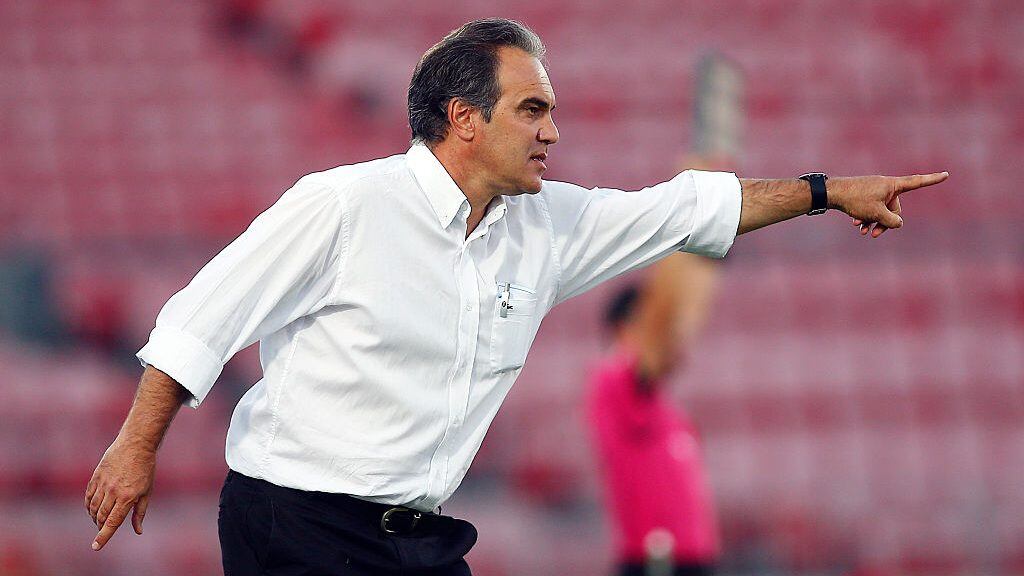 SANTIAGO CHILE - FEBRUARY 03:  Martín Lasarte head coach of Universidad de Chile shouts intructions to his players during a match between Universidad de Chile and Deportes Iquique as part of fifth round of Torneo Clausura 2015 at Nacional Julio Martinez Pradanos Stadium on February 03, 2015, in Santiago, Chile. (Photo by Franco Moreno/LatinContent via Getty Images)