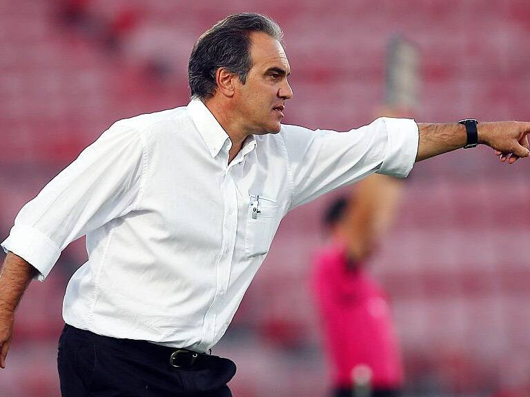 SANTIAGO CHILE - FEBRUARY 03: Martín Lasarte head coach of Universidad de Chile shouts intructions to his players during a match between Universidad de Chile and Deportes Iquique as part of fifth round of Torneo Clausura 2015 at Nacional Julio Martinez Pradanos Stadium on February 03, 2015, in Santiago, Chile. (Photo by Franco Moreno/LatinContent via Getty Images)