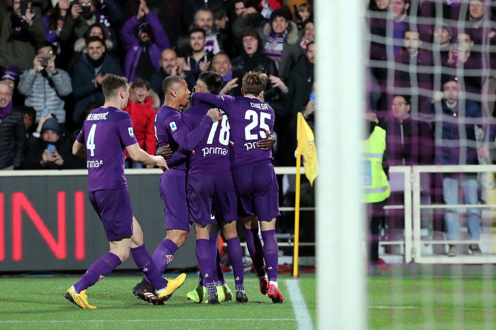 Futbolistas de Fiorentina celebran un gol en el Calcio