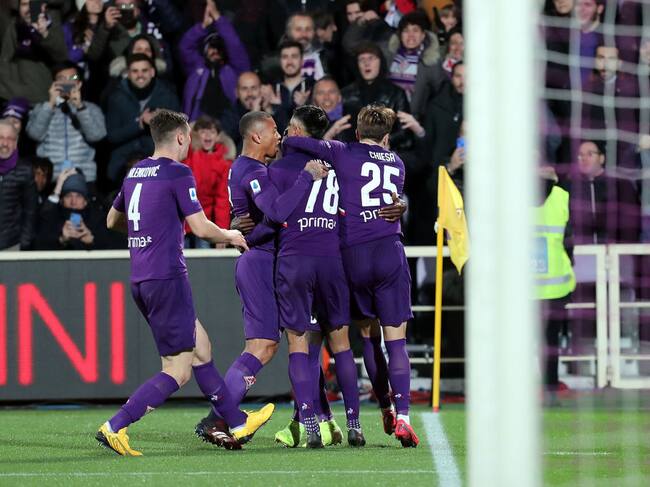 Futbolistas de Fiorentina celebran un gol en el Calcio