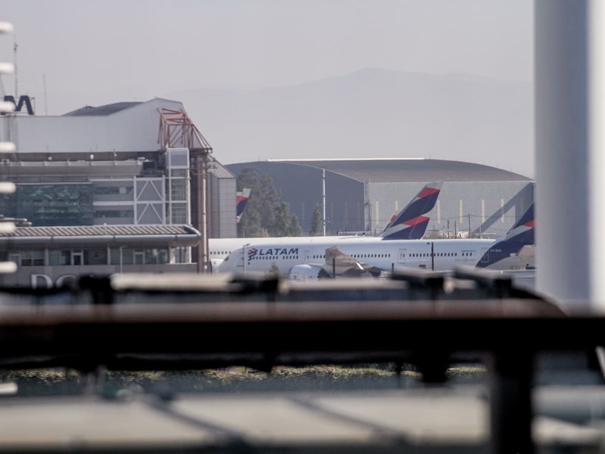 Choque entre dos aviones en Aeropuerto de Santiago obliga a cancelar vuelos
