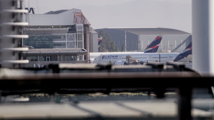 Choque entre dos aviones en Aeropuerto de Santiago obliga a cancelar vuelos