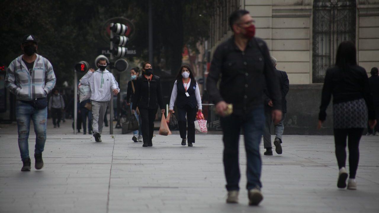 Personas en las calles de Santiago durante la pandemia