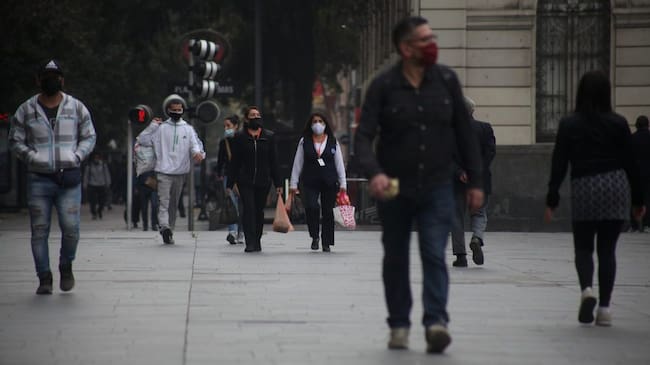 Personas en las calles de Santiago durante la pandemia