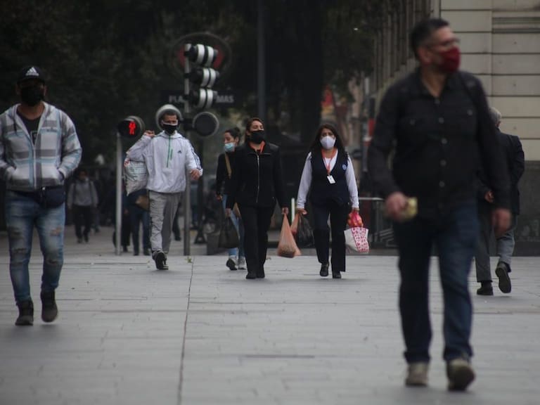 Personas en las calles de Santiago durante la pandemia