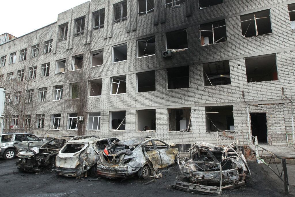 Un dron lanzado por Rusia causa daños en un edificio y vehículos en Ucrania.