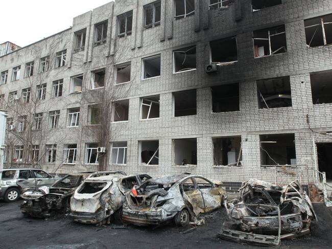 Un dron lanzado por Rusia causa daños en un edificio y vehículos en Ucrania.