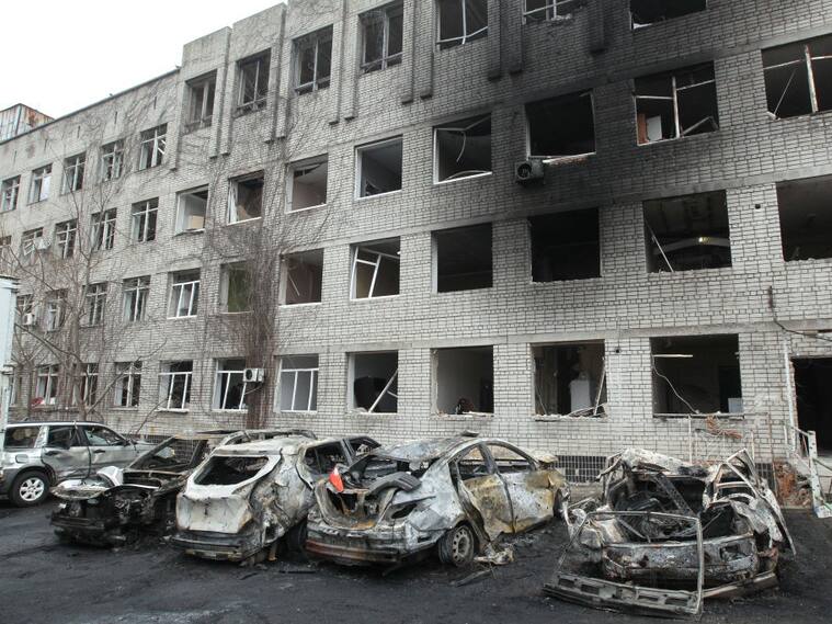 Un dron lanzado por Rusia causa daños en un edificio y vehículos en Ucrania.