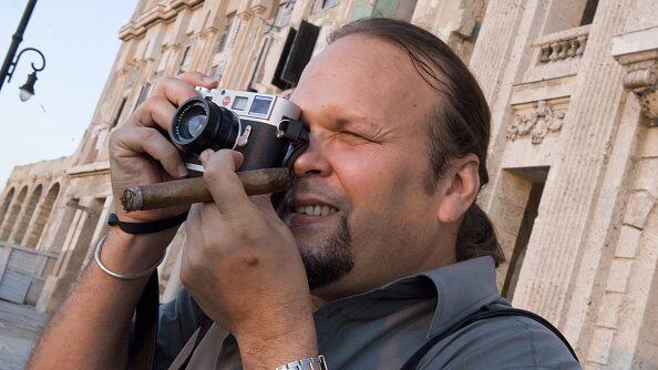 Camilo Guevara, son of late guerrilla leader Ernesto Che Guevara, takes pictures with his new M8 Leica-Che's 80 Anniversary edition, outside the Spanish American Centre in Havana, on June 03, 2008. AFP PHOTO/ADALBERTO ROQUE (Photo by Adalberto ROQUE / AFP) (Photo by ADALBERTO ROQUE/AFP via Getty Images)