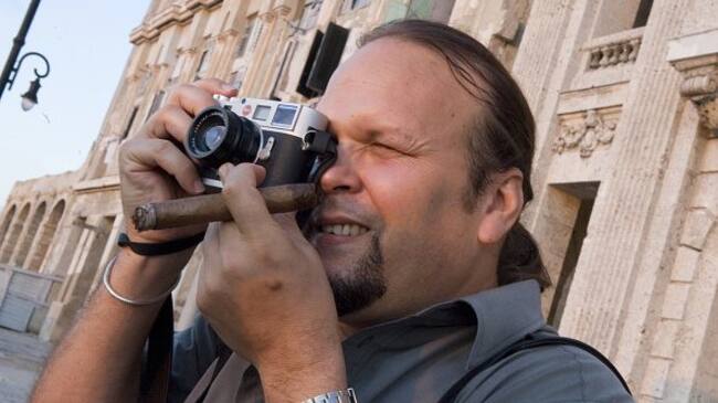 Camilo Guevara, son of late guerrilla leader Ernesto Che Guevara, takes pictures with his new M8 Leica-Che's 80 Anniversary edition, outside the Spanish American Centre in Havana, on June 03, 2008. AFP PHOTO/ADALBERTO ROQUE (Photo by Adalberto ROQUE / AFP) (Photo by ADALBERTO ROQUE/AFP via Getty Images)