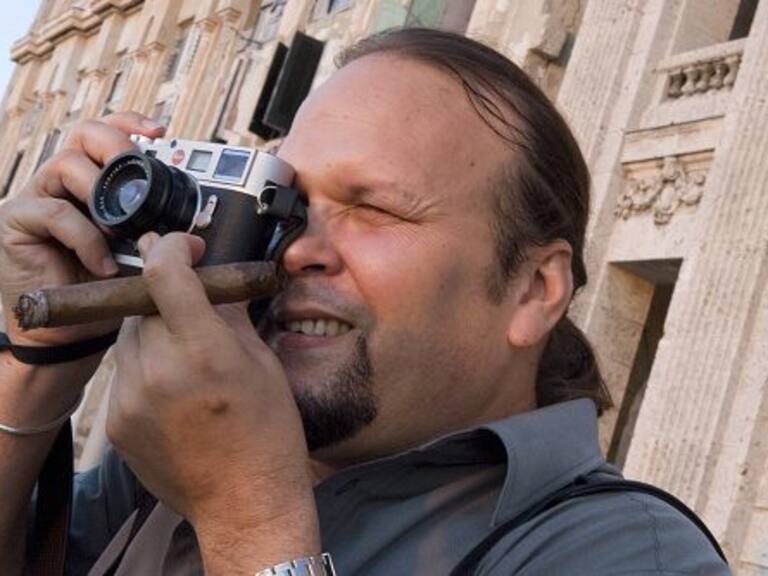 Camilo Guevara, son of late guerrilla leader Ernesto Che Guevara, takes pictures with his new M8 Leica-Che's 80 Anniversary edition, outside the Spanish American Centre in Havana, on June 03, 2008. AFP PHOTO/ADALBERTO ROQUE (Photo by Adalberto ROQUE / AFP) (Photo by ADALBERTO ROQUE/AFP via Getty Images)