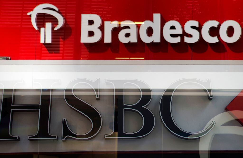 Imagen de dos bancos que operan en el mercado de Brasil