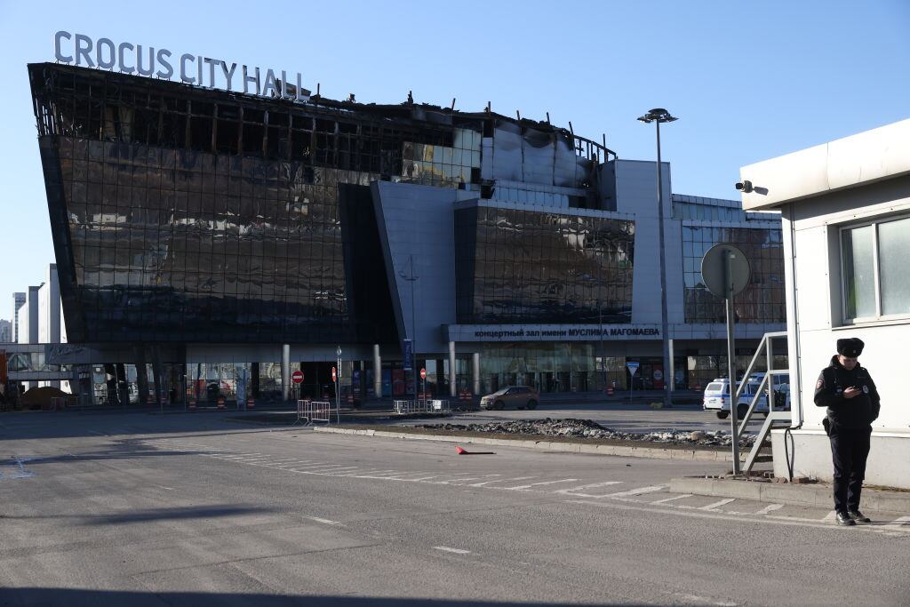 Un policía custodia la zona del centro de eventos Crosus City Hall de Moscú, en donde atacantes mataron más de 140 personas en Rusia.