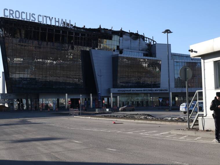 Un policía custodia la zona del centro de eventos Crosus City Hall de Moscú, en donde atacantes mataron más de 140 personas en Rusia.