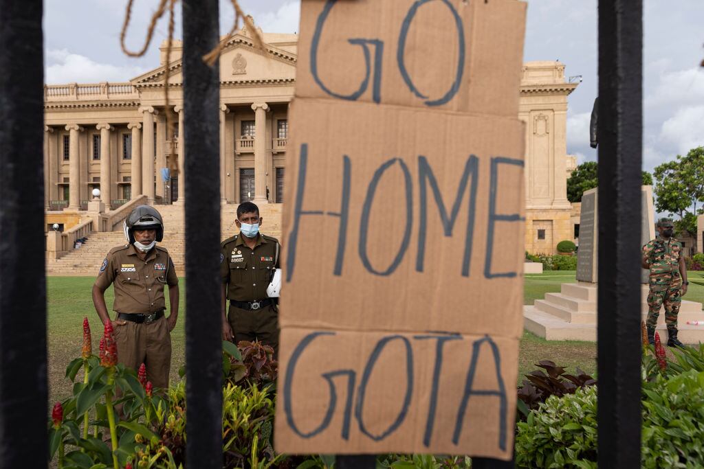 Manifestantes piden que el presidente de Sri Lanka deje la residencia oficial