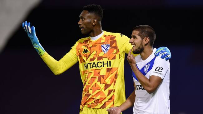 BUENOS AIRES, ARGENTINA - DECEMBER 08: Alexander Domínguez of Velez helps teammate Luis Abram after suffering an injury during a first leg match between Velez and Universidad Catolica as part of Copa CONMEBOL Sudamericana 2020 quarter finals at Jose Amalfitani Stadium on December 08, 2020 in Buenos Aires, Argentina. (Photo by Marcelo Endelli/Getty Images)