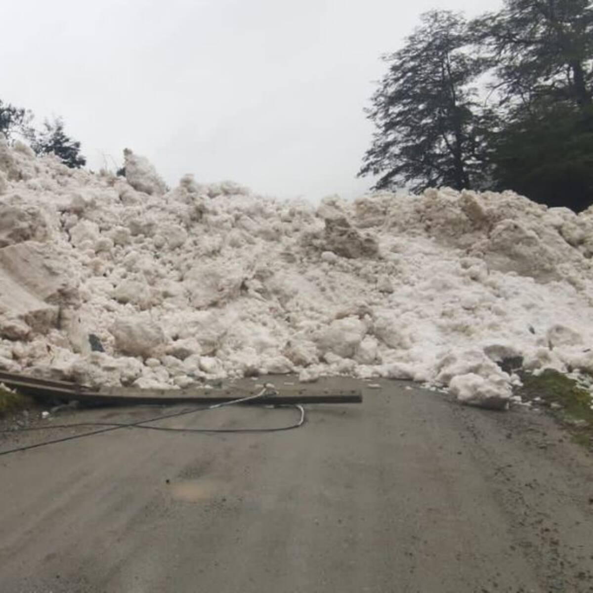 Sistema frontal en Los Lagos: se registran derrumbes de barro y nieve en Puerto Montt y Futaleufú