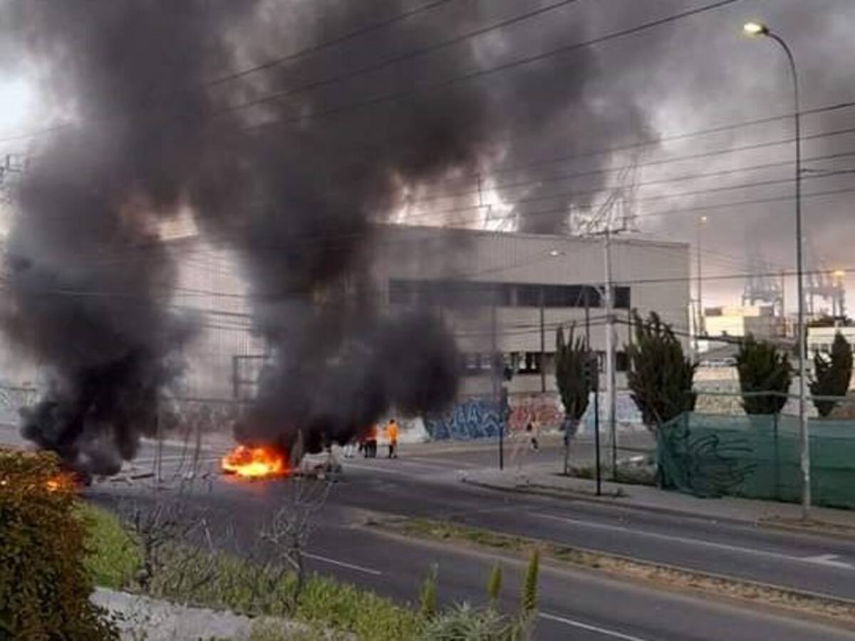 Trabajadores portuarios en paro: se registran barricadas en ingreso al puerto de San Antonio