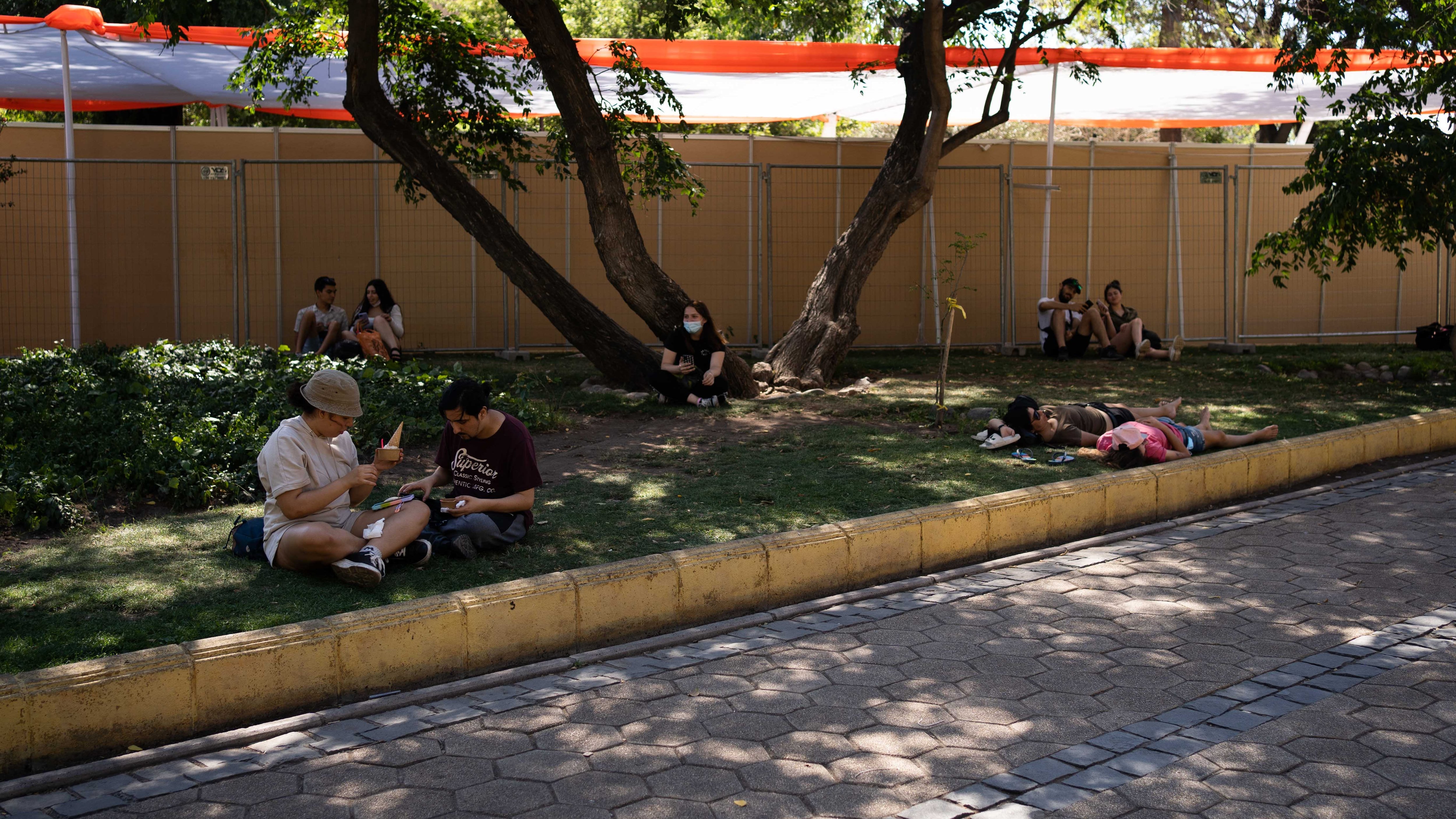 19 DICIEMBRE 2021 / ÑUÑOAUna mujer compra agua para combatir el calor cerca de un colegio electoral. Se registran altas temperaturas en la capital, durante la jornada jornada de segunda vuelta de las elecciones presidenciales 2021.
FOTO: ADRIANA THOMASA /AGENCIAUNO
