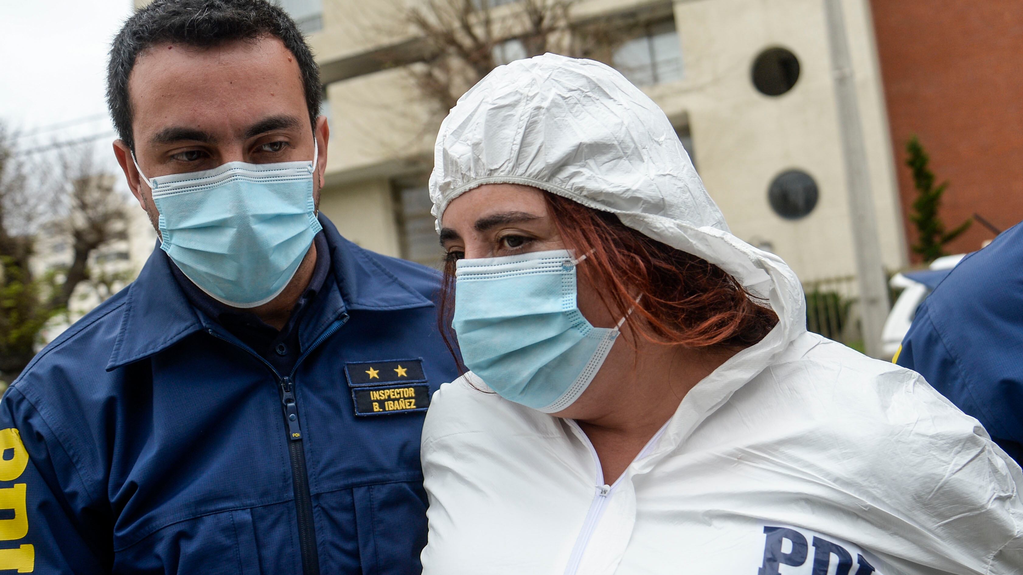 24 DE SEPTIEMBRE DE 2020 / VIÑA DEL MARPersonal de la Policia de Investigaciones ingresa a madre de Ambar Cornejo al cuartel de la Brigada de Homicidios luego de que esta fuera detenida por sospechas de su participación en el homicidio de la joven
FOTO: MIGUEL MOYA/AGENCIAUNO