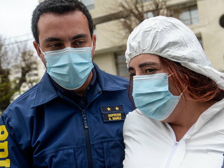 24 DE SEPTIEMBRE DE 2020 / VIÑA DEL MARPersonal de la Policia de Investigaciones ingresa a madre de Ambar Cornejo al cuartel de la Brigada de Homicidios luego de que esta fuera detenida por sospechas de su participación en el homicidio de la joven
FOTO: MIGUEL MOYA/AGENCIAUNO