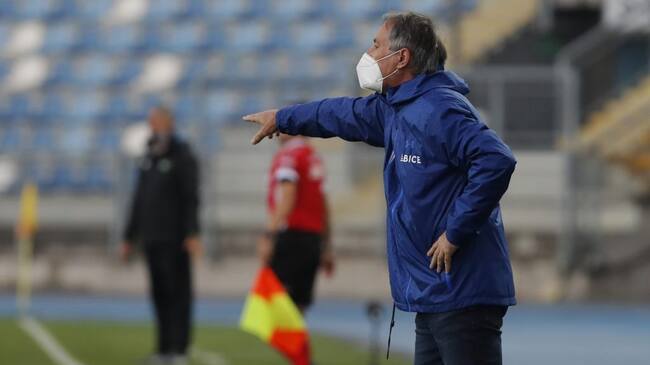 30 DE ENERO DE 2021/RANCAGUAEl director tecnico de Universidad Catolica, Ariel Holan, durante el partido valido por la fecha 24 del Campeonato Nacional AFP PlanVital 2020, entre O'Higgins y Universidad Catolica, disputado en el Estadio El Teniente.
FOTO: FRANCISCO LONGA/AGENCIAUNO