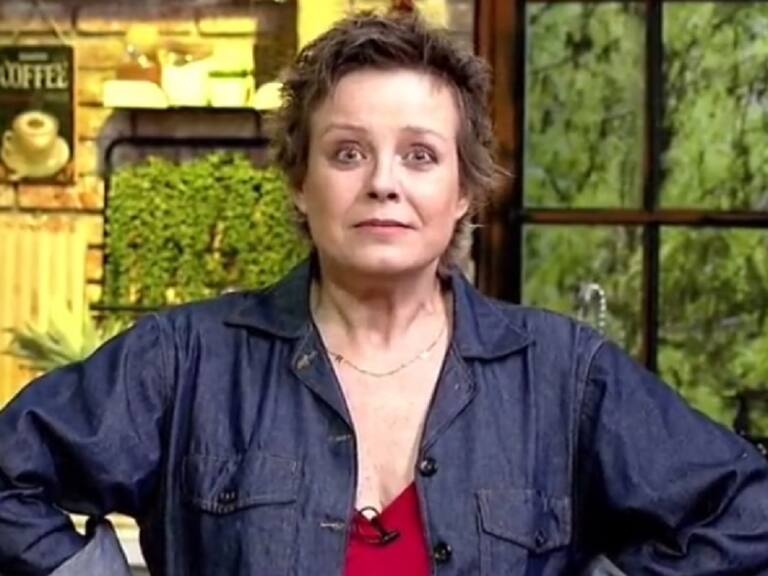 ¿Se desubicó? La desconcertante broma que voz en off le hizo a Claudia Conserva en su regreso a la TV