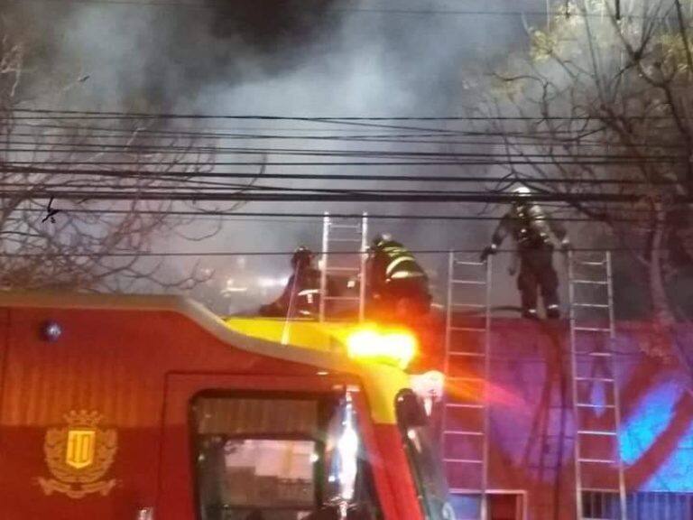 Incendio dejó tres viviendas destruidas en la comuna de Santiago