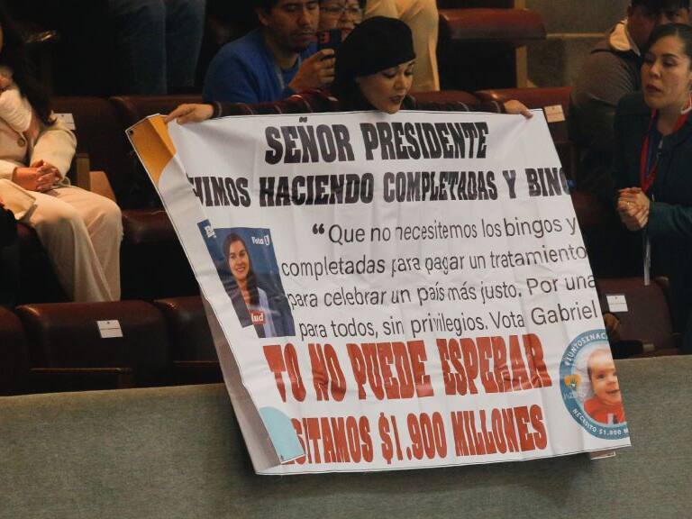 «Nachito no puede esperar»: mujer se manifiesta en Cuenta Pública por caso de bebé que requiere costoso remedio