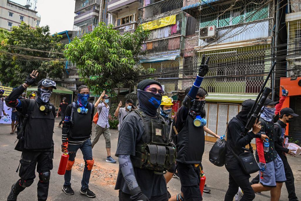 Ciudadanos se alistan para enfrentarse a las fuerzas golpistas en Myanmar