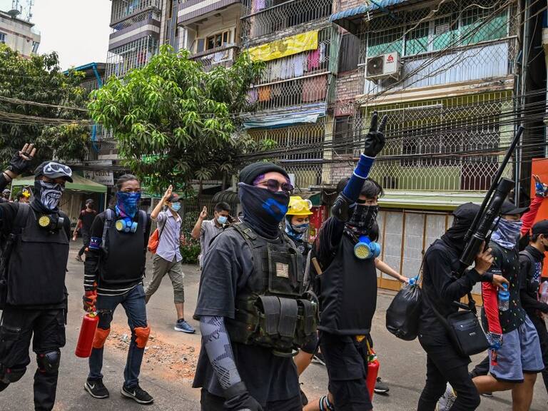 Ciudadanos se alistan para enfrentarse a las fuerzas golpistas en Myanmar