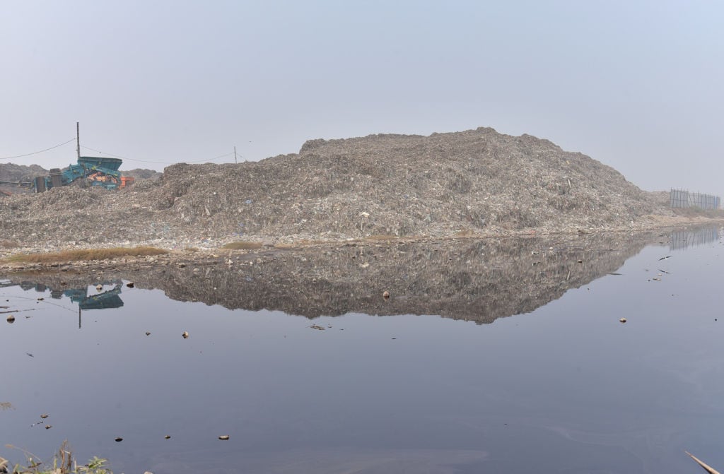 Basura se acumula junto a un río que enfrenta la sequía en la India