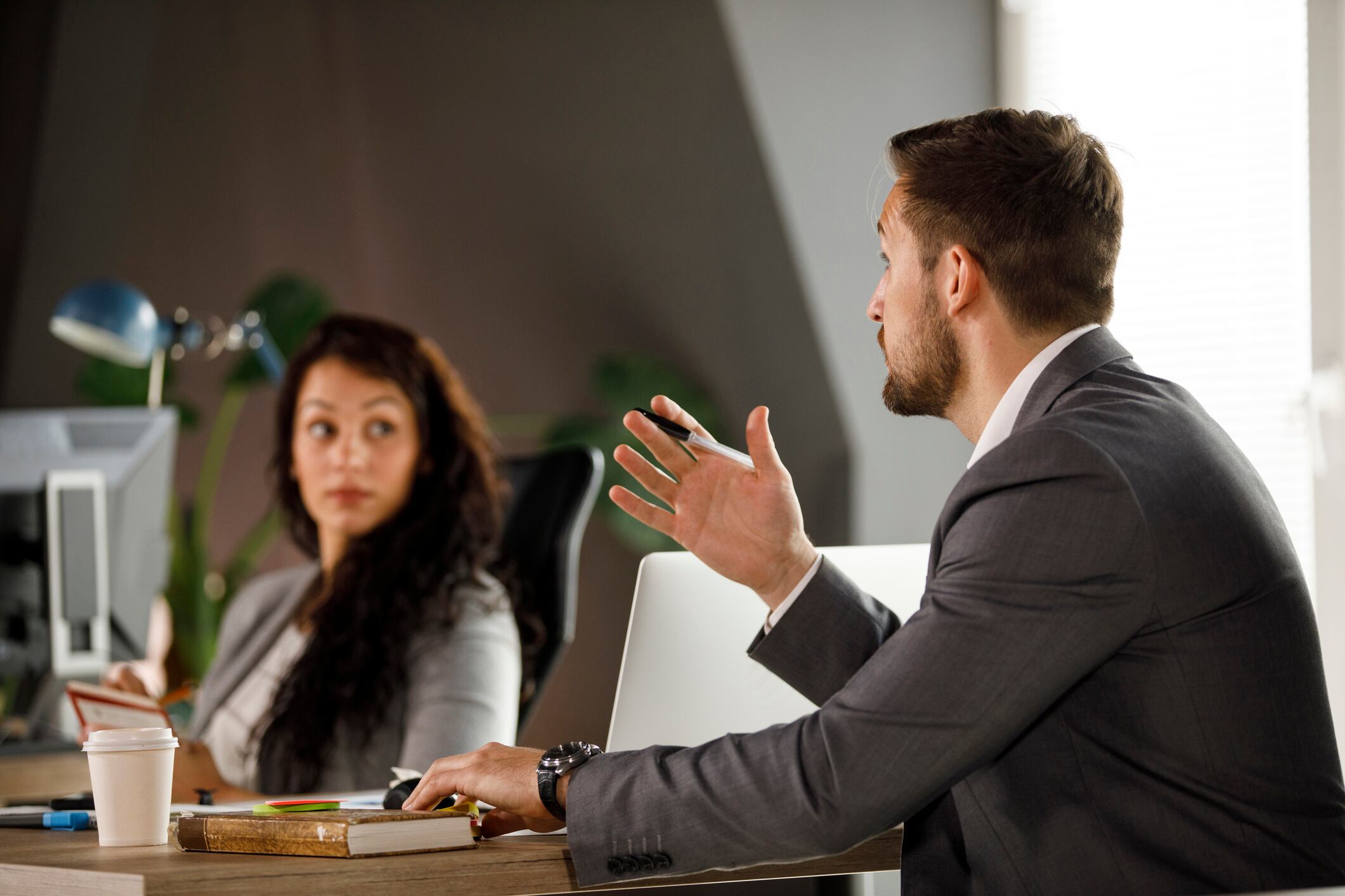 Qué significa cuando una persona interrumpe constantemente a otra en una conversación, según la psicología