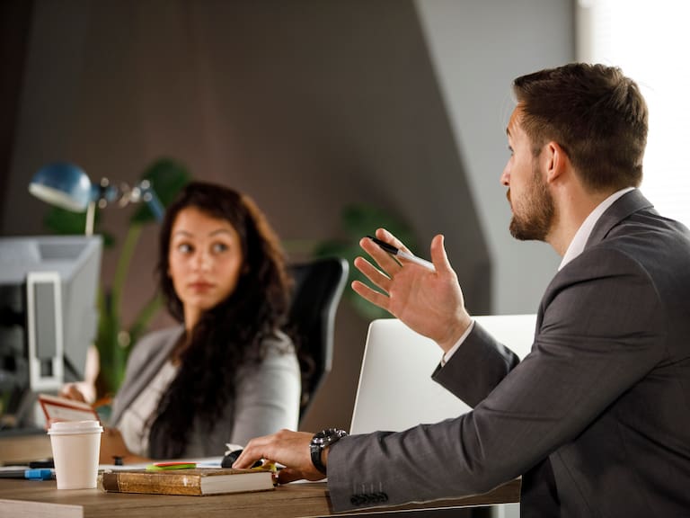 Qué significa cuando una persona interrumpe constantemente a otra en una conversación, según la psicología