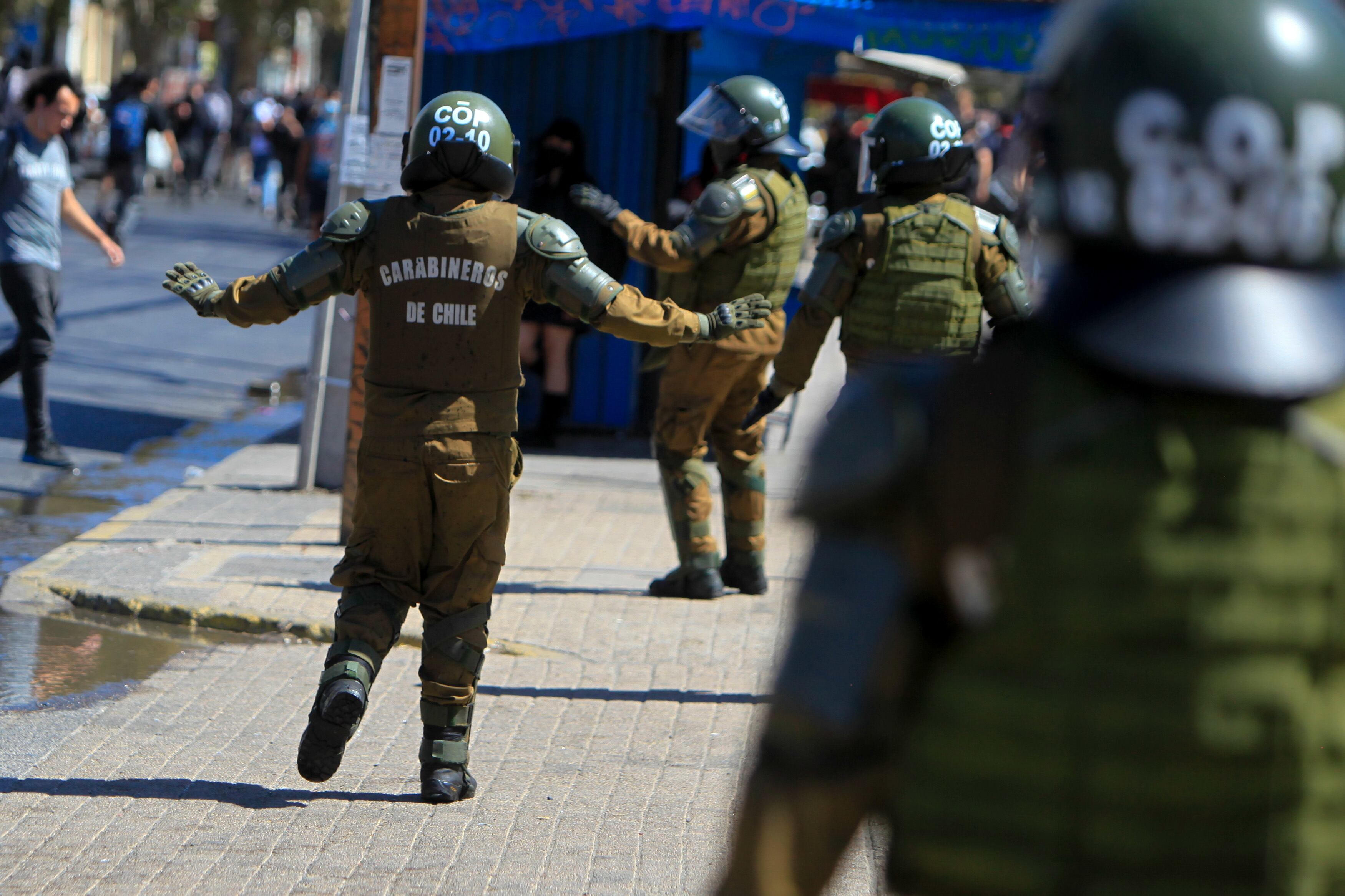 Estudiantes se enfrentan a carabineros en el frontis de la Universidad de Santiago USACH luego de la marcha por el aumento del monto y extensión de los beneficios de la Beca de Alimentación de la Educación Superior (BAES)FOTO:AGENCIAUNO