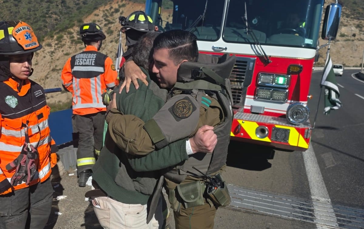 Carabinero logra convencer a hombre de no lanzarse al vacío | X: Carabineros