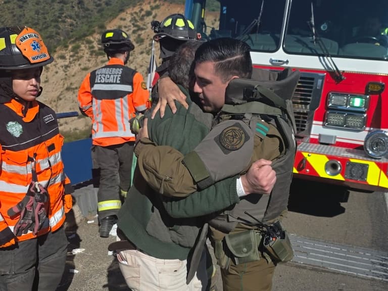 Carabinero logra convencer a hombre de no lanzarse al vacío | X: Carabineros