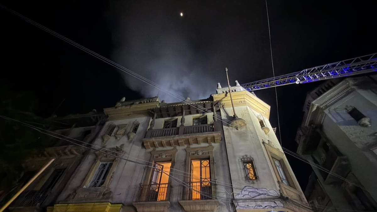 Bomberos ingresa a casona incendiada en barrio Brasil para buscar posibles víctimas: hay denuncia por presunta desgracia