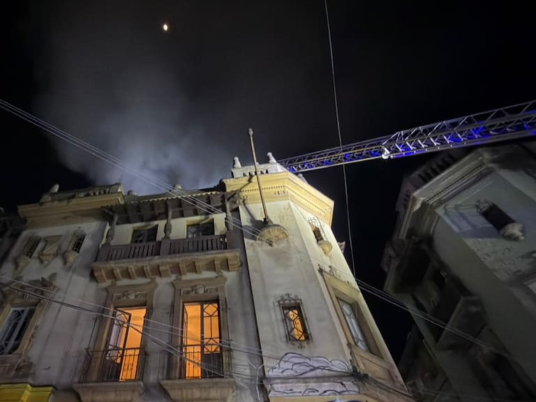 Incendio en Santiago Centro deja dos heridos tras colapso de cité: mujer se lanzó desde tercer piso sobre un carabinero