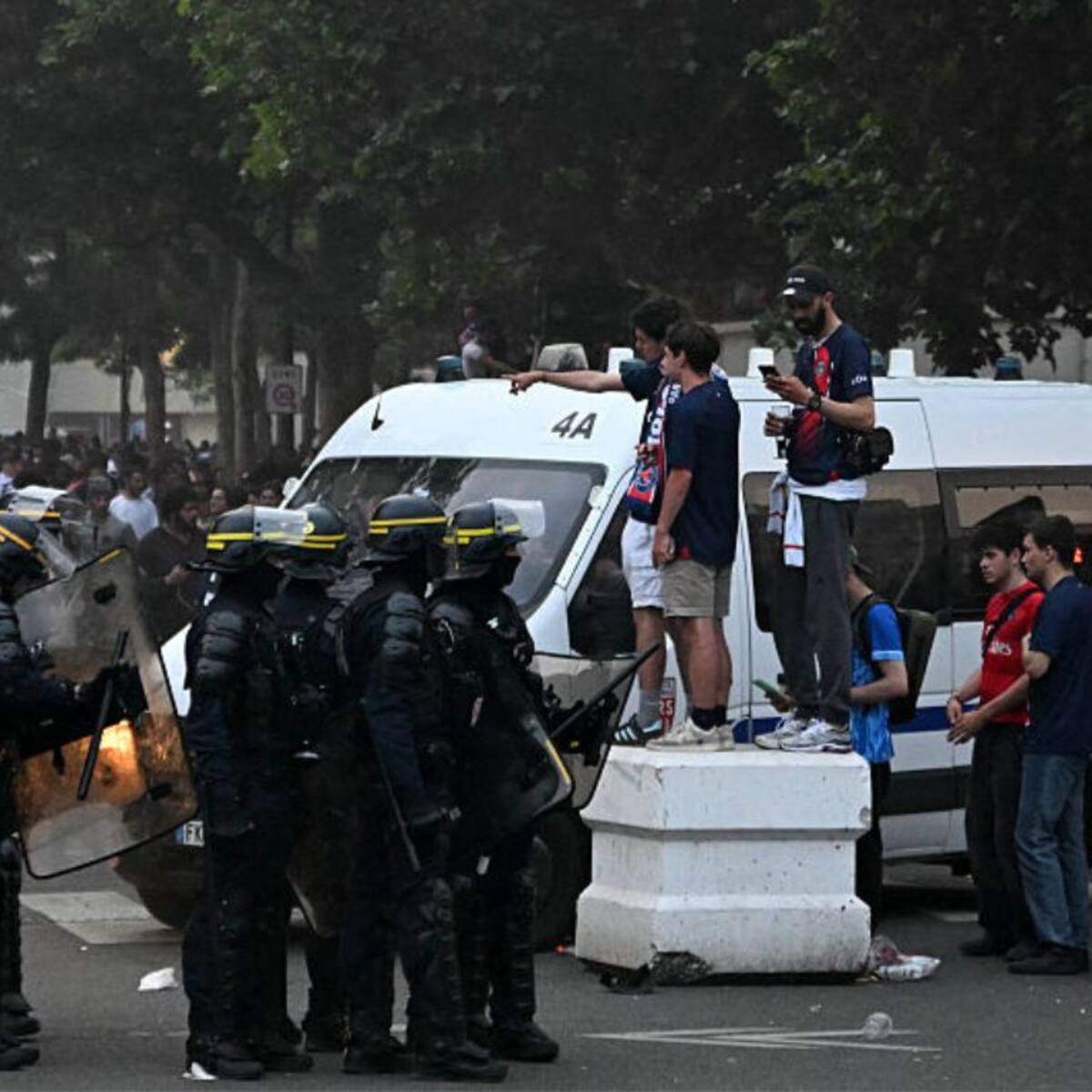 Graves incidentes entre hinchas del PSG y la policía en París dejan más 60 detenidos